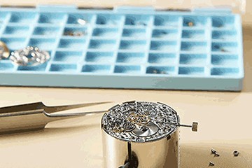 郑州欧米茄表有雾气维修